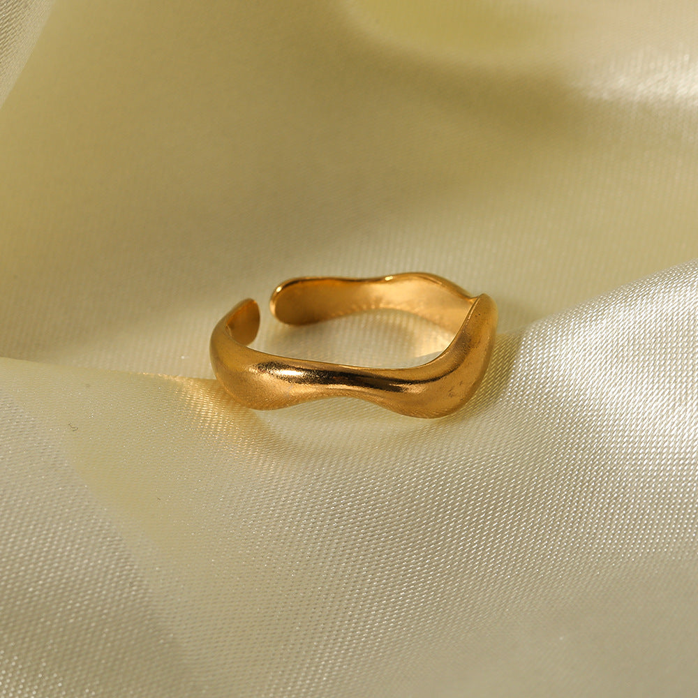 Anello Aperto da Donna Minimalista in Acciaio al Titanio a Forma di Onda con Placcatura Sottovuoto in Oro 18K e Design Geometrico
