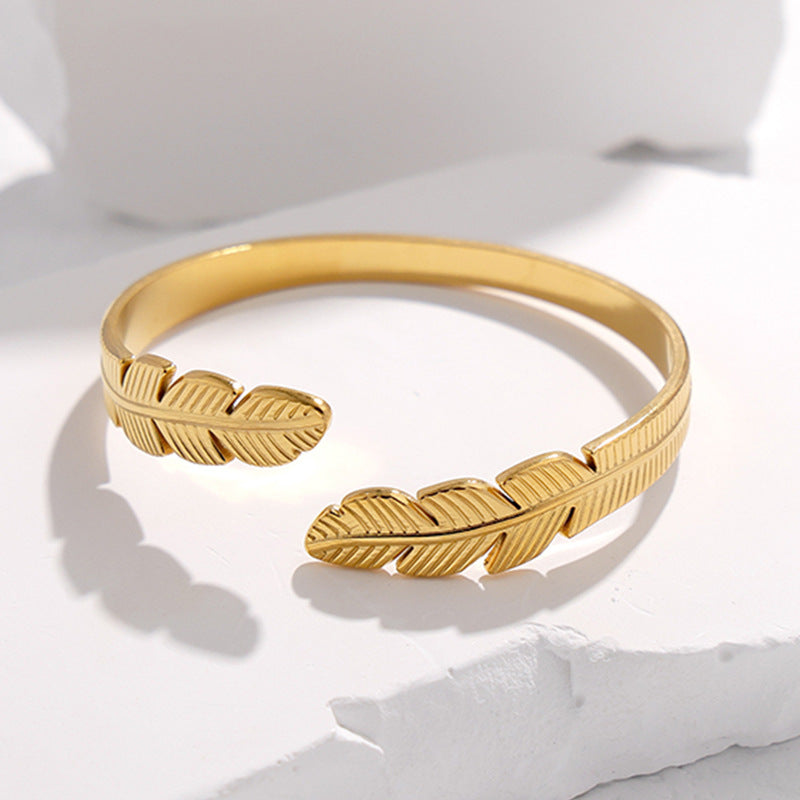 Bracciale a fascia in acciaio al titanio a forma di piuma, minimalista, da donna, con finitura placcata e design aperto regolabile