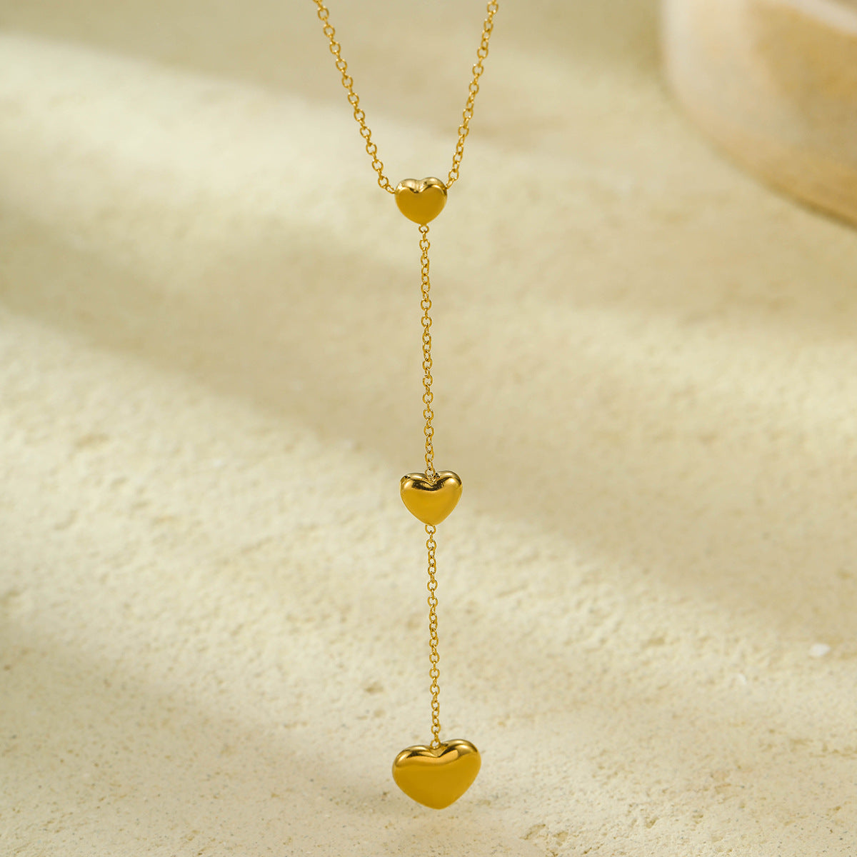 Collar con Colgante de Acero Inoxidable en Forma de Corazón a la Moda con Detalle de Borla, Acabado Bañado en Oro de 18K, para Mujer