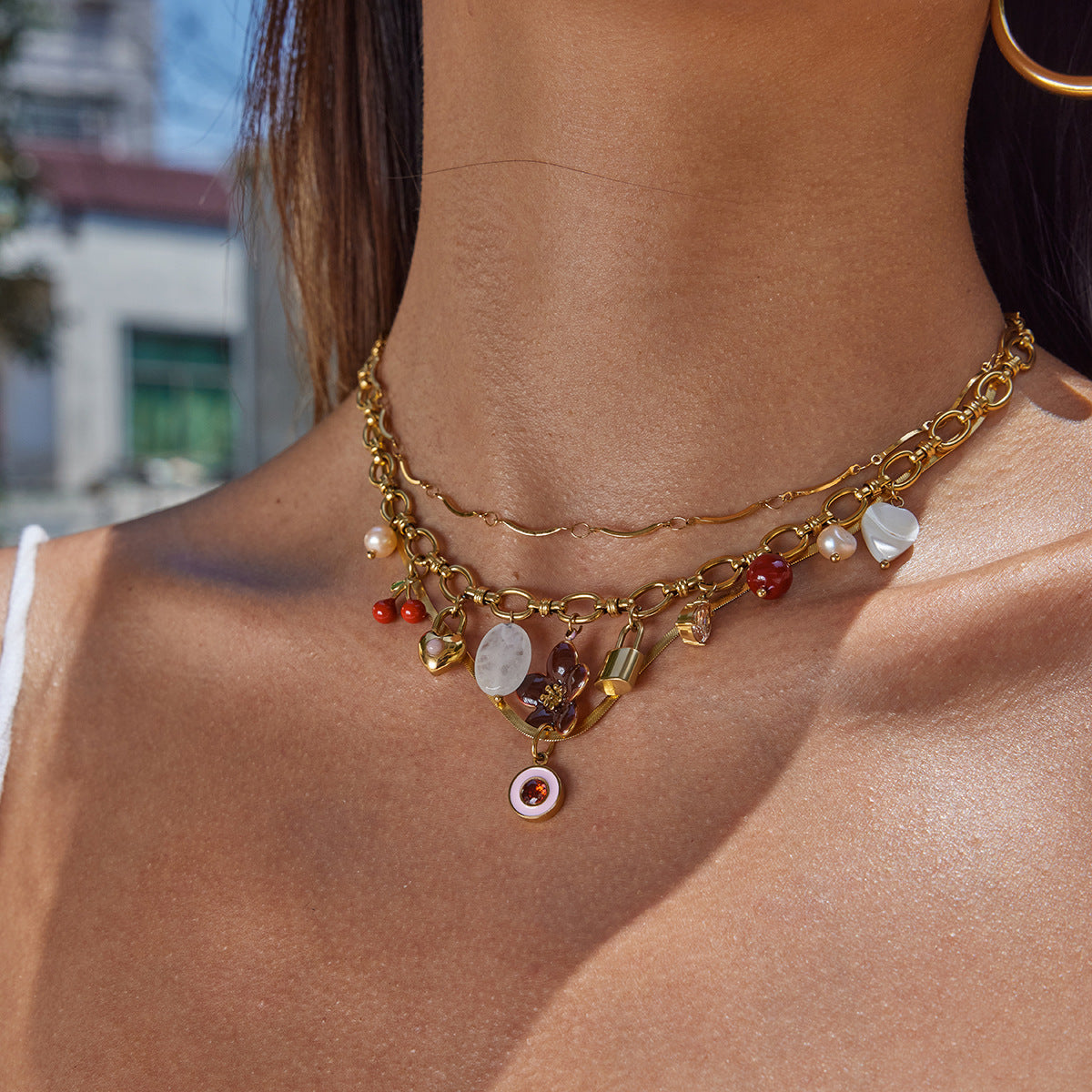 Collar con colgante geométrico de acero inoxidable con dije de acero de titanio y acabado chapado para mujer