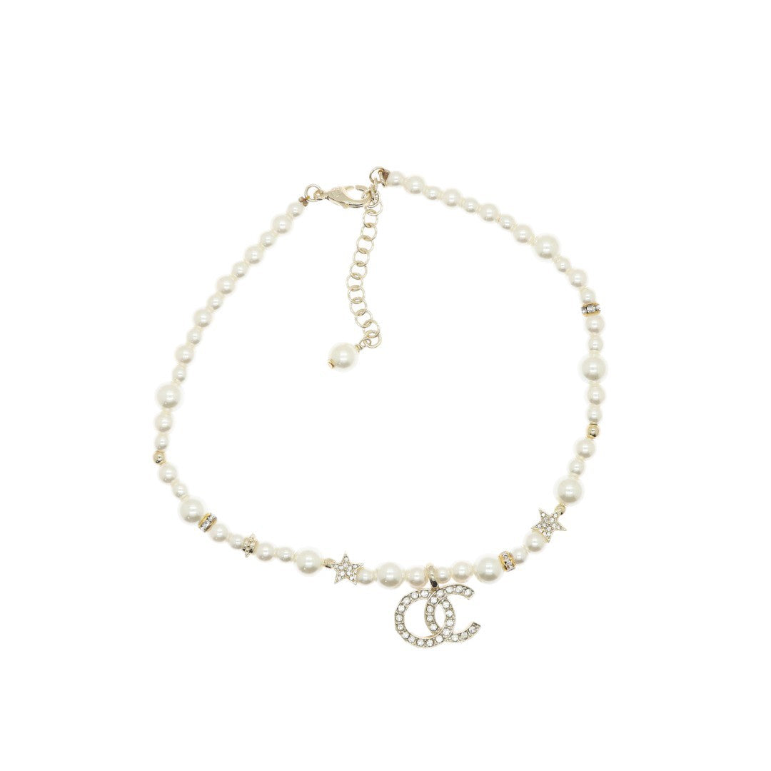 Collana da donna con ciondolo a lettera placcato oro di lusso, perle e strass su catena a sfera