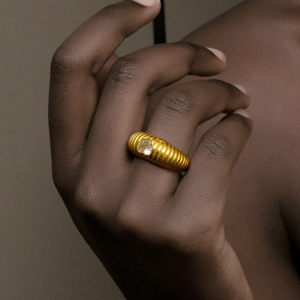 Anello in Acciaio Inossidabile Geometrico d'Ispirazione Vintage con Placcatura in Oro 18K e Texture Martellata