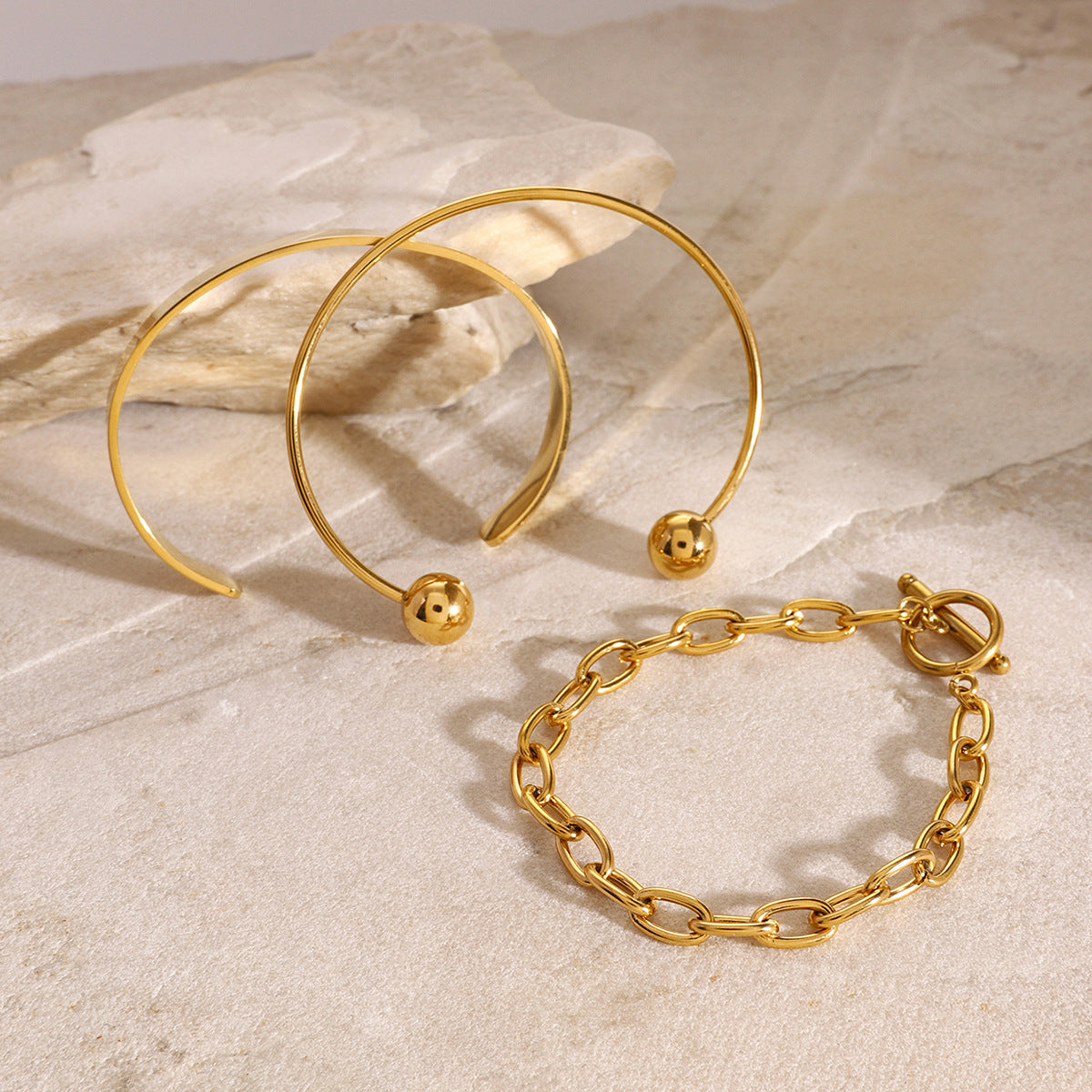 Bracciale a Polsino Minimalista Geometrico Placcato Oro in Acciaio Inossidabile da Donna con Design Moderno ed Elegante