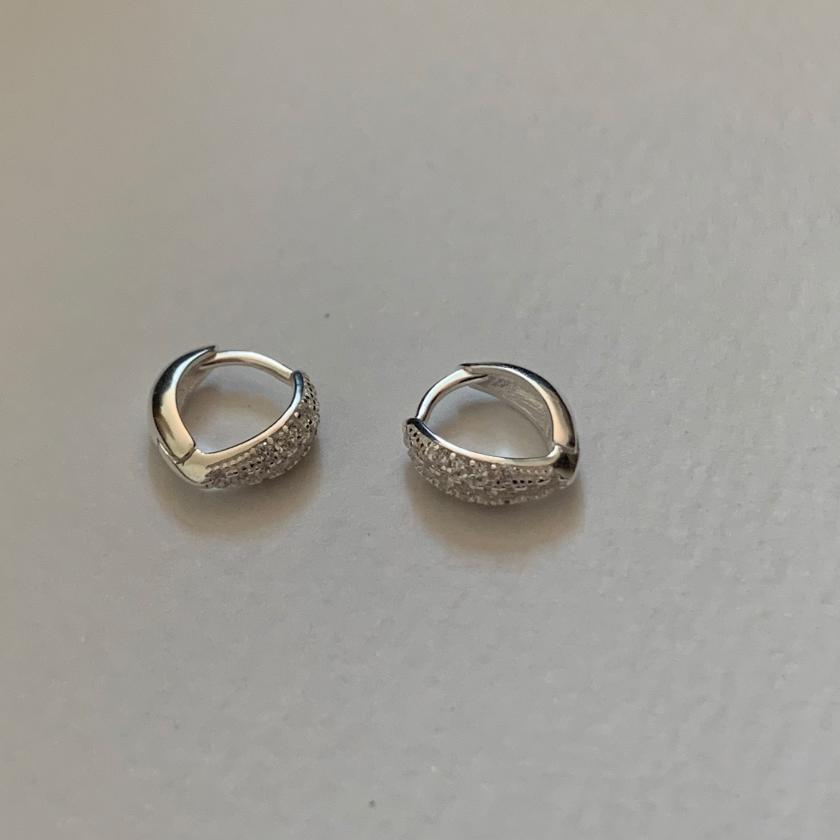 Orecchini a perno minimalisti a forma di lettera in argento sterling 925 con intarsio di strass, perno ipoallergenico