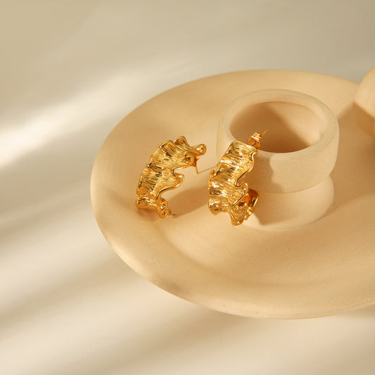 Orecchini da donna in acciaio al titanio placcato oro 18K con texture martellata irregolare geometrica
