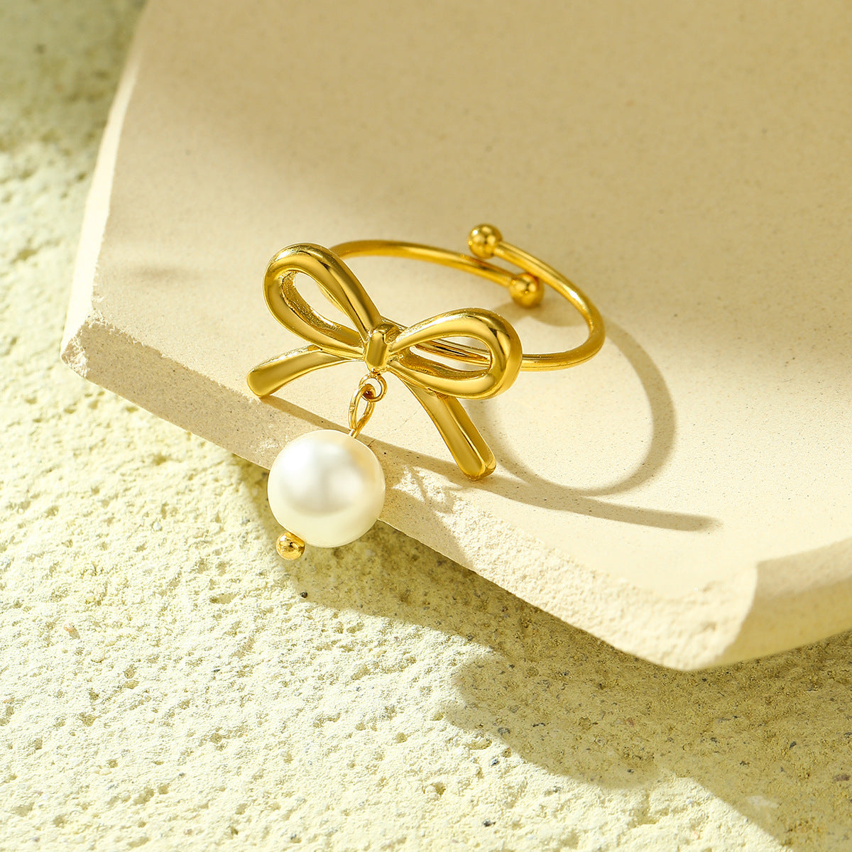 Anillo Minimalista de Acero de Titanio con Forma de Lazo para Mujer con Incrustaciones de Perlas y Acabado Chapado