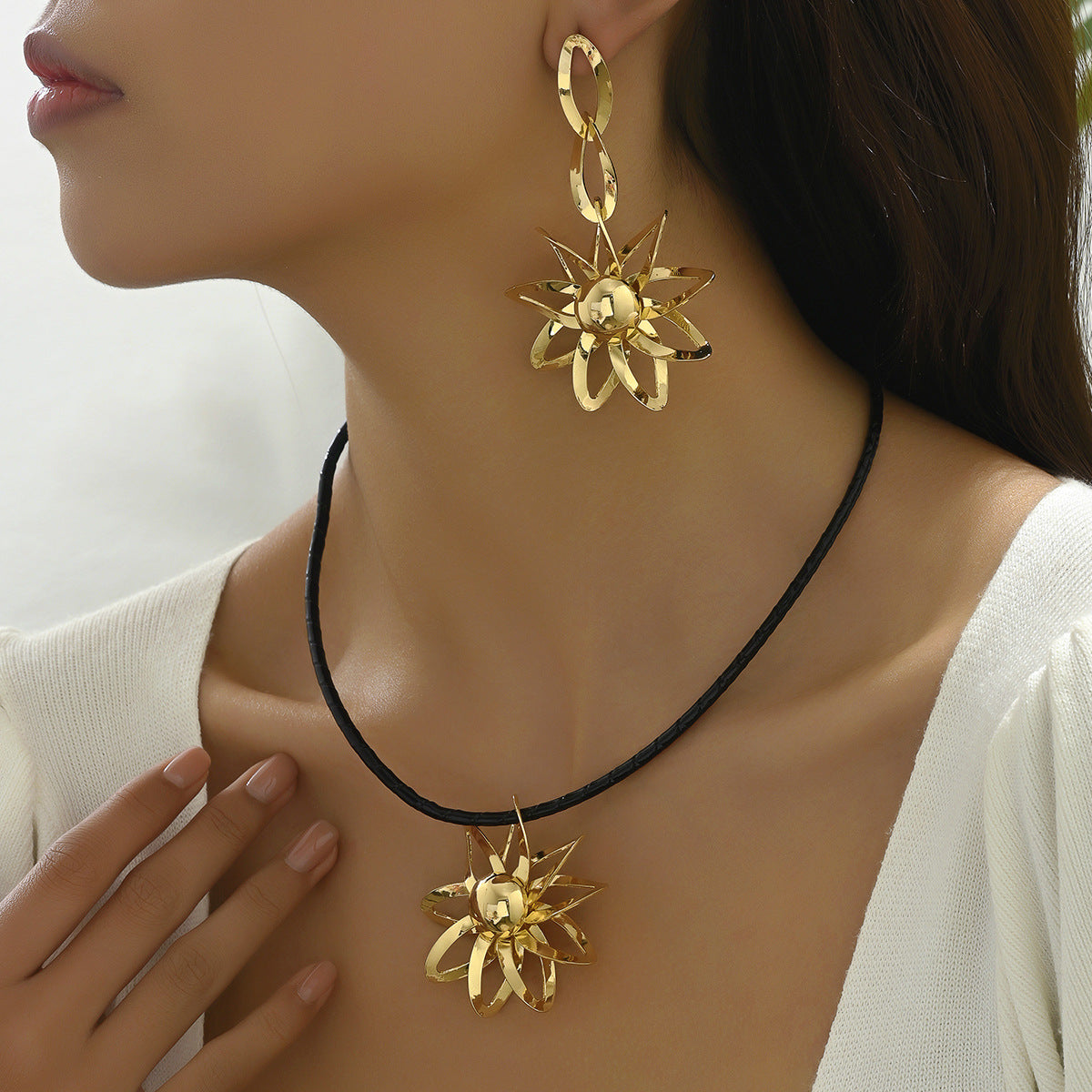 Collana con ciondolo e orecchini a girasole minimalisti da donna, set di gioielli placcati in lega con motivo floreale