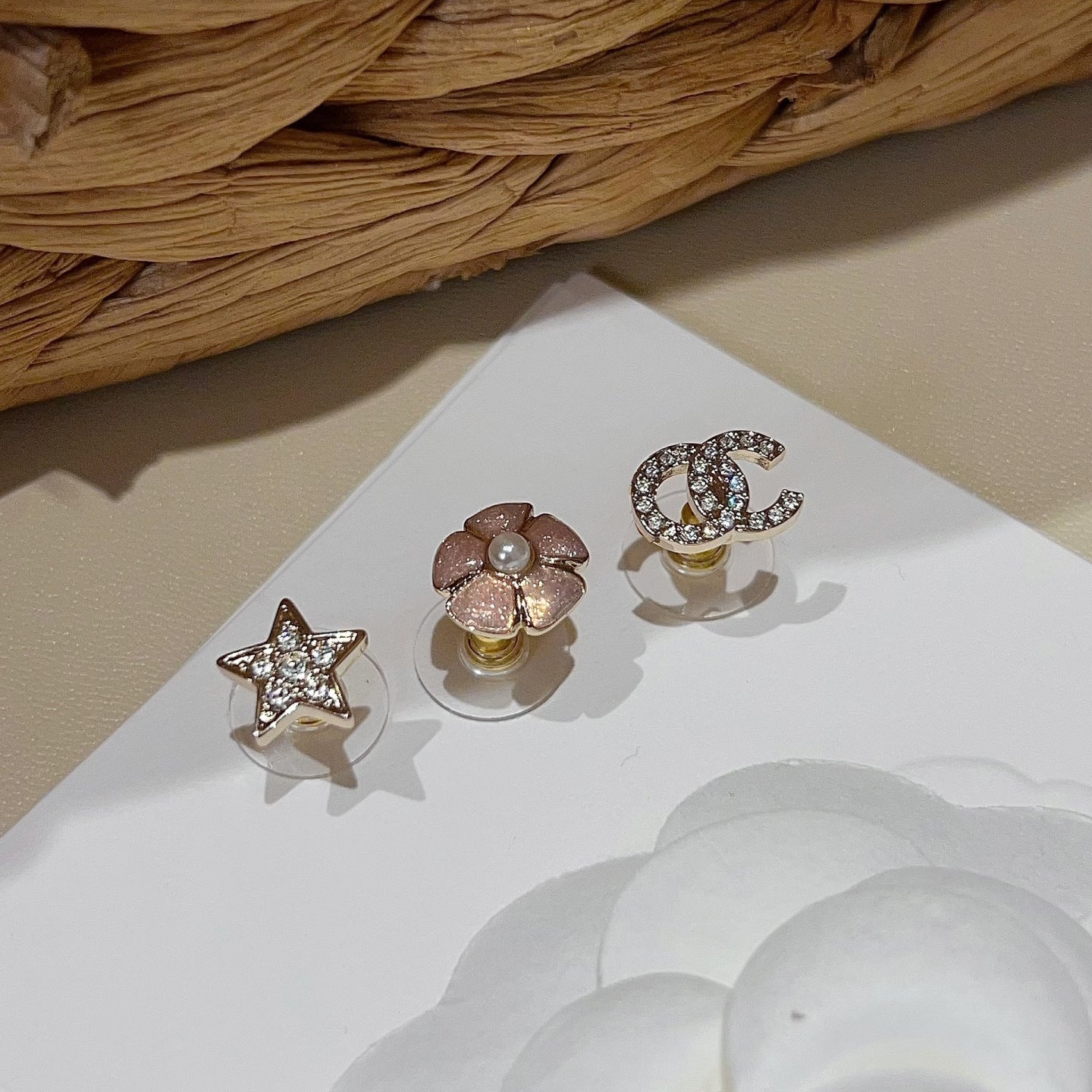Eleganti Orecchini a Lobo da Donna con Fiore di Camelia in Smalto e Ottone Placcato Oro, con Perni in Argento Sterling 925