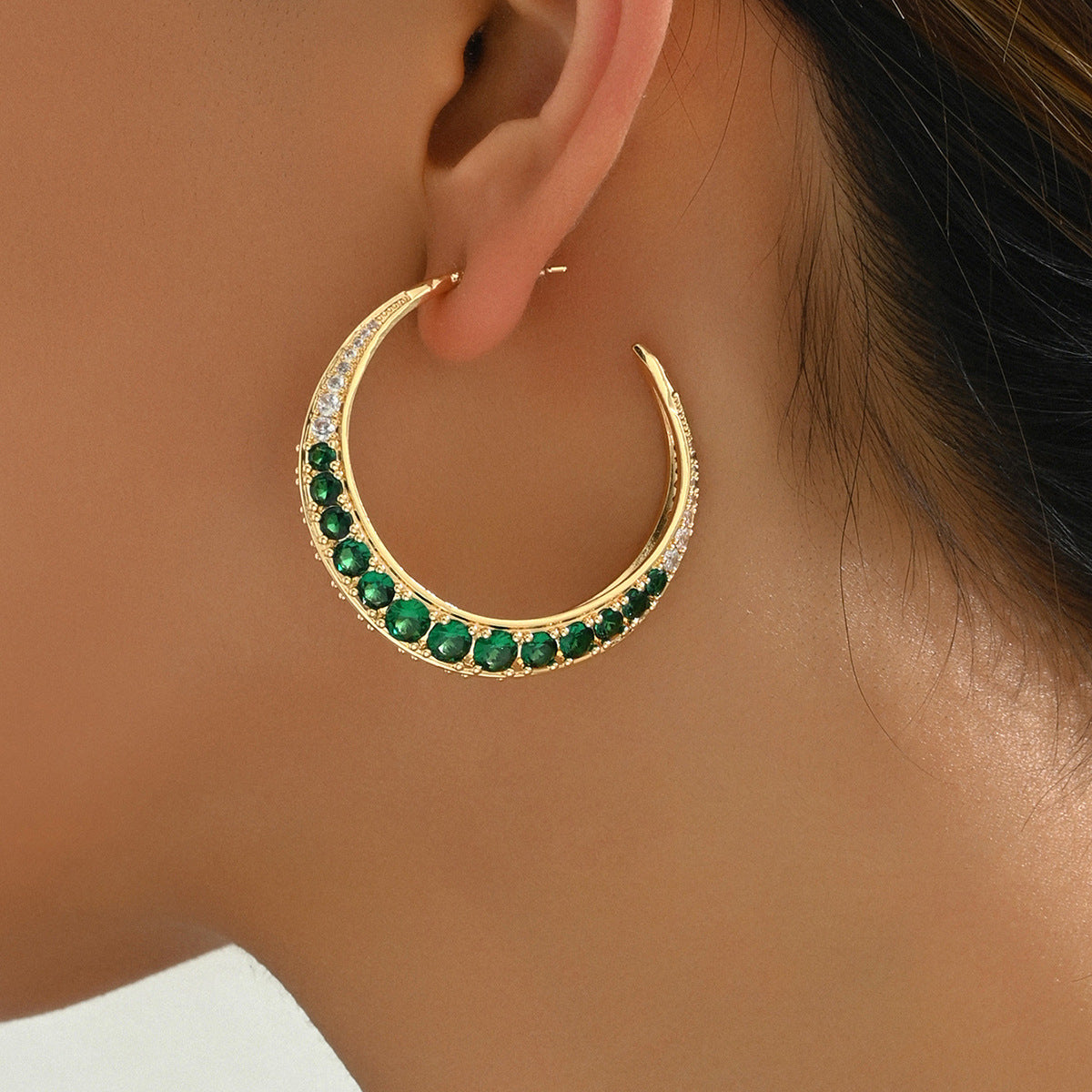 Aretes geométricos en forma de U, dulces y atrevidos, para mujer, con pedrería esmeralda en base de cobre y postes de acero inoxidable