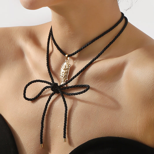 Bonito collar con colgante minimalista con forma de pez con colgante de aleación y cadena de cordón de poliéster