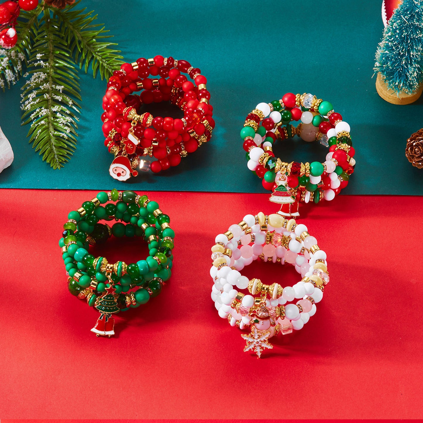 Lindo juego de pulseras con colgantes de aleación de campana, muñeco de nieve y árbol de Navidad con detalles de diamantes de imitación para regalo de Navidad