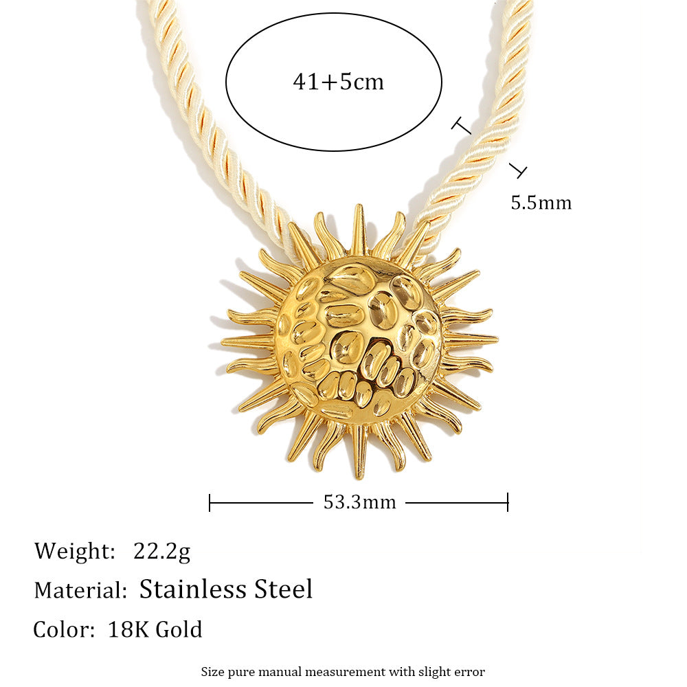 Collana con Pendente a Cuore alla Moda in Acciaio Inossidabile, Placcata Oro 18K, con Motivi di Corallo e Conche Marine su Design a Cerchio Tondo
