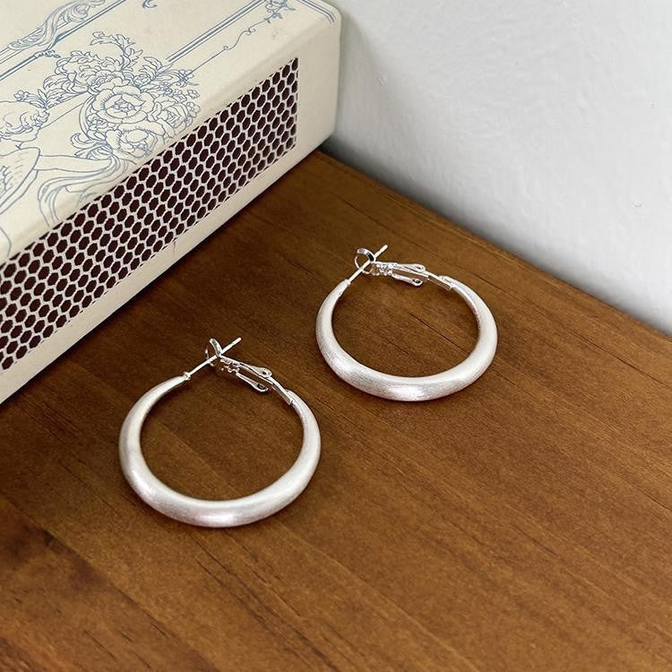 Pendientes de metal geométricos minimalistas con incrustaciones de diamantes de imitación y acabado cepillado para mujer