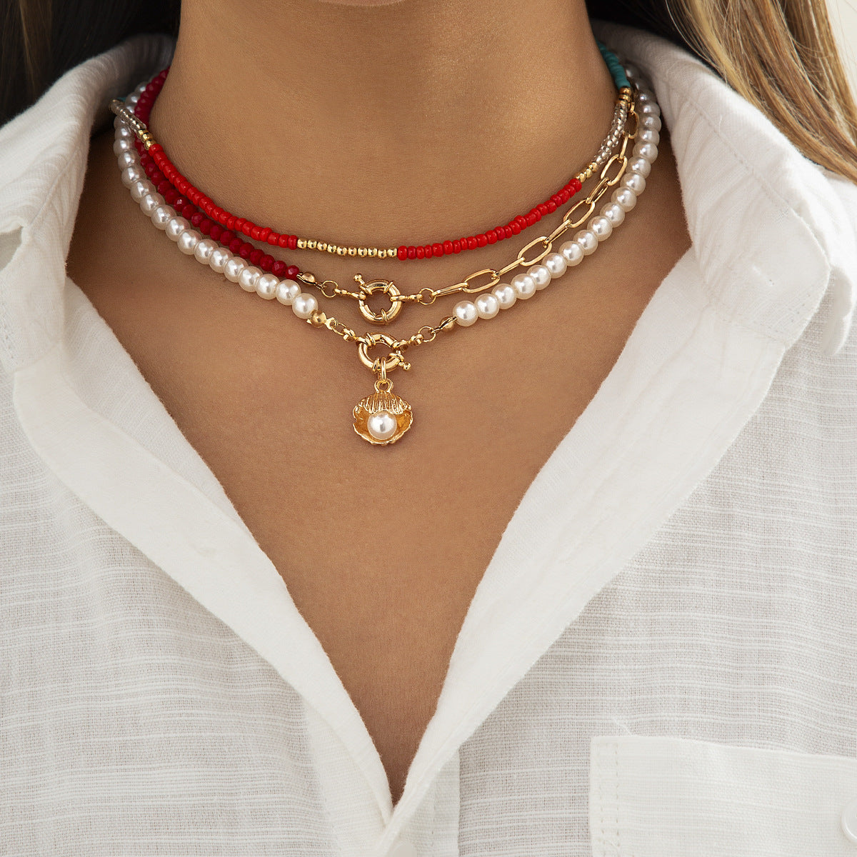 Collana con pendente a forma di conchiglia in stile etnico da donna, realizzata in lega con finitura galvanizzata e dettagli in perle e perline, su catena a sfere