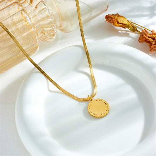 Collana con ciondolo rotondo geometrico stile vintage con intarsio in strass e catena a serpente in acciaio al titanio placcato per donna