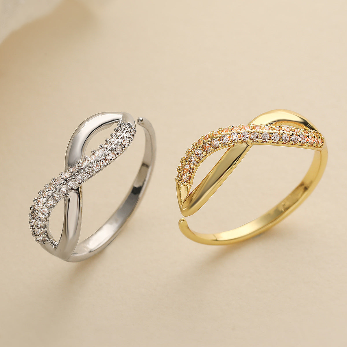 Anillo Abierto Geométrico Minimalista para Mujer en Latón con Baño de Oro y Circonita Microengastada