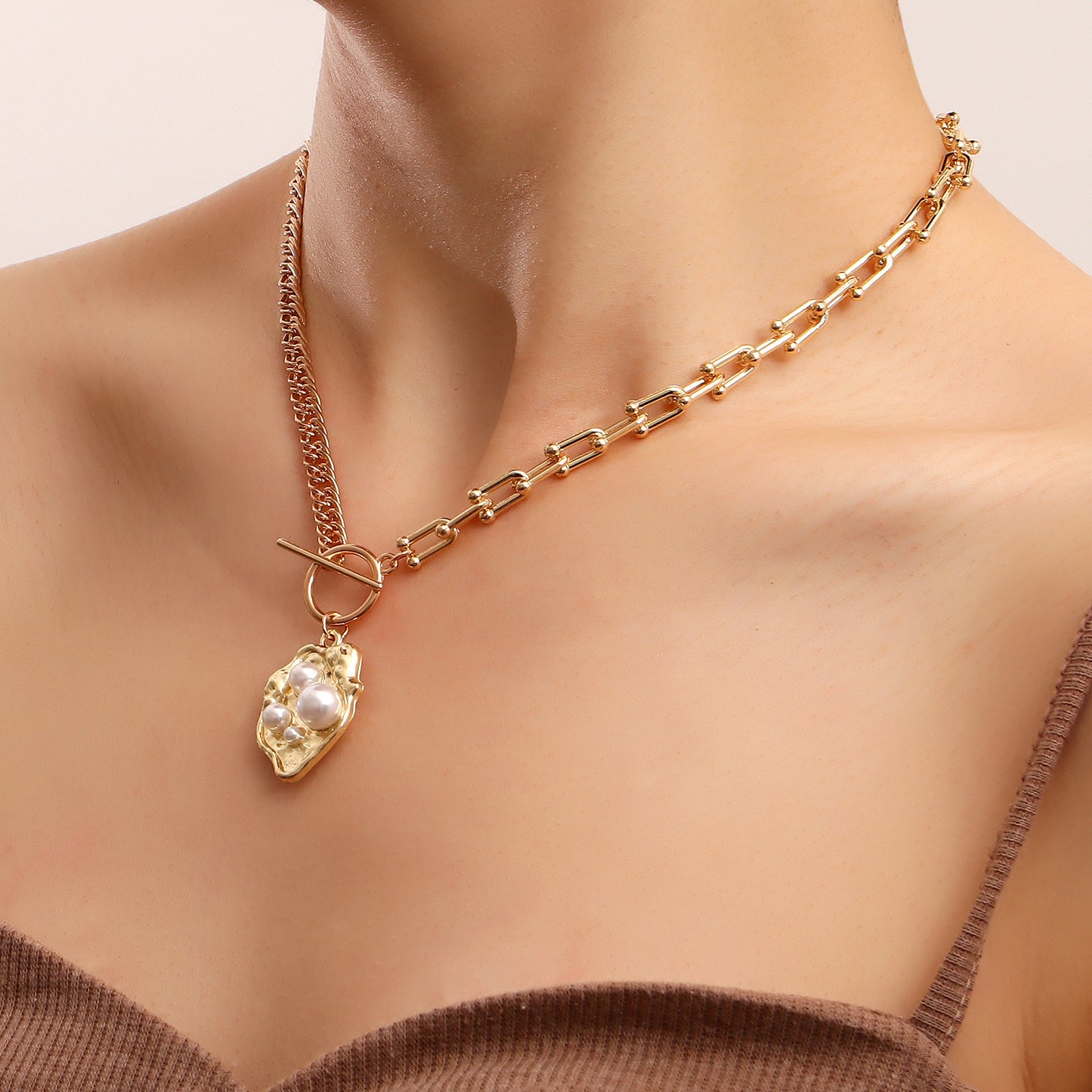 Collana da donna a pendente geometrico minimalista in lega con finitura placcata e accento perla su catena a clavicola