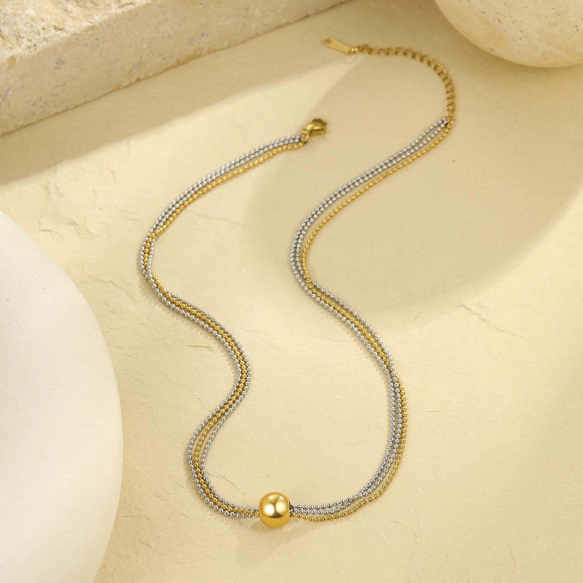 Collana da donna con ciondolo placcato in acciaio inossidabile geometrico alla moda con perle rotonde e design a linee pulite