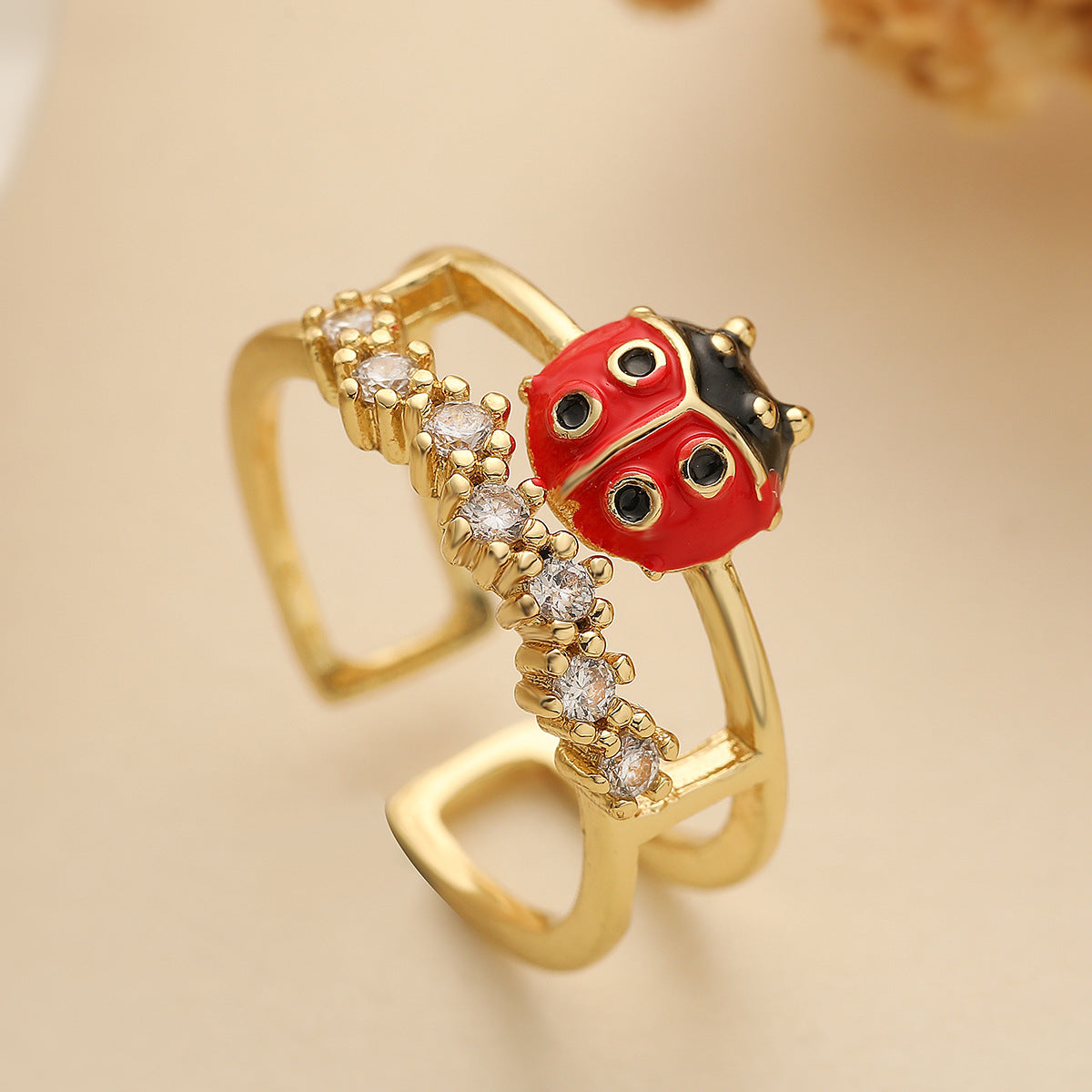 Anello da donna minimalista a forma di coccinella in rame placcato oro 18 carati con finitura smaltata