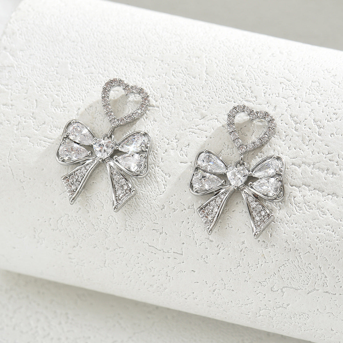 Pendientes de cobre con forma de lazo minimalista y circonitas para mujer