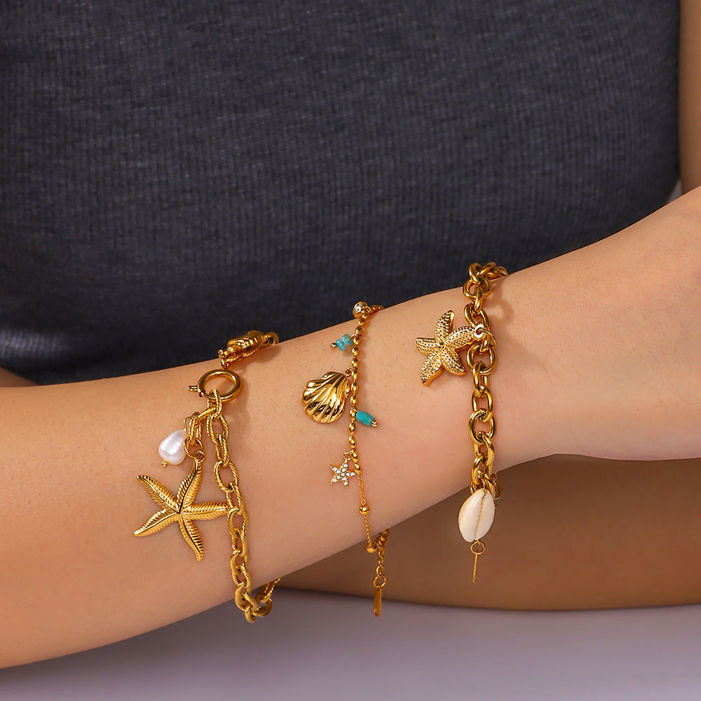 Pulsera geométrica minimalista de acero inoxidable con baño de oro de 18 K para mujer, con dijes de vieira y estrella de mar y detalles de perlas