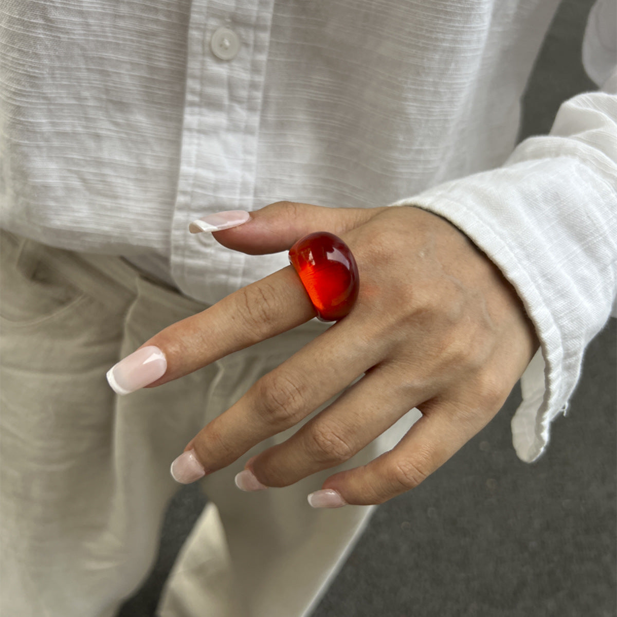 Anello da donna in resina geometrico minimalista con effetto marmorizzato e finitura epossidica lucida