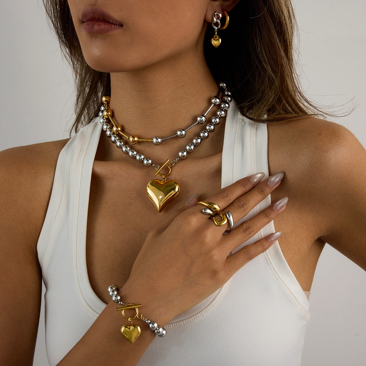 Collana minimalista da donna in acciaio inossidabile a forma di cuore con ciondolo in acciaio al titanio placcato