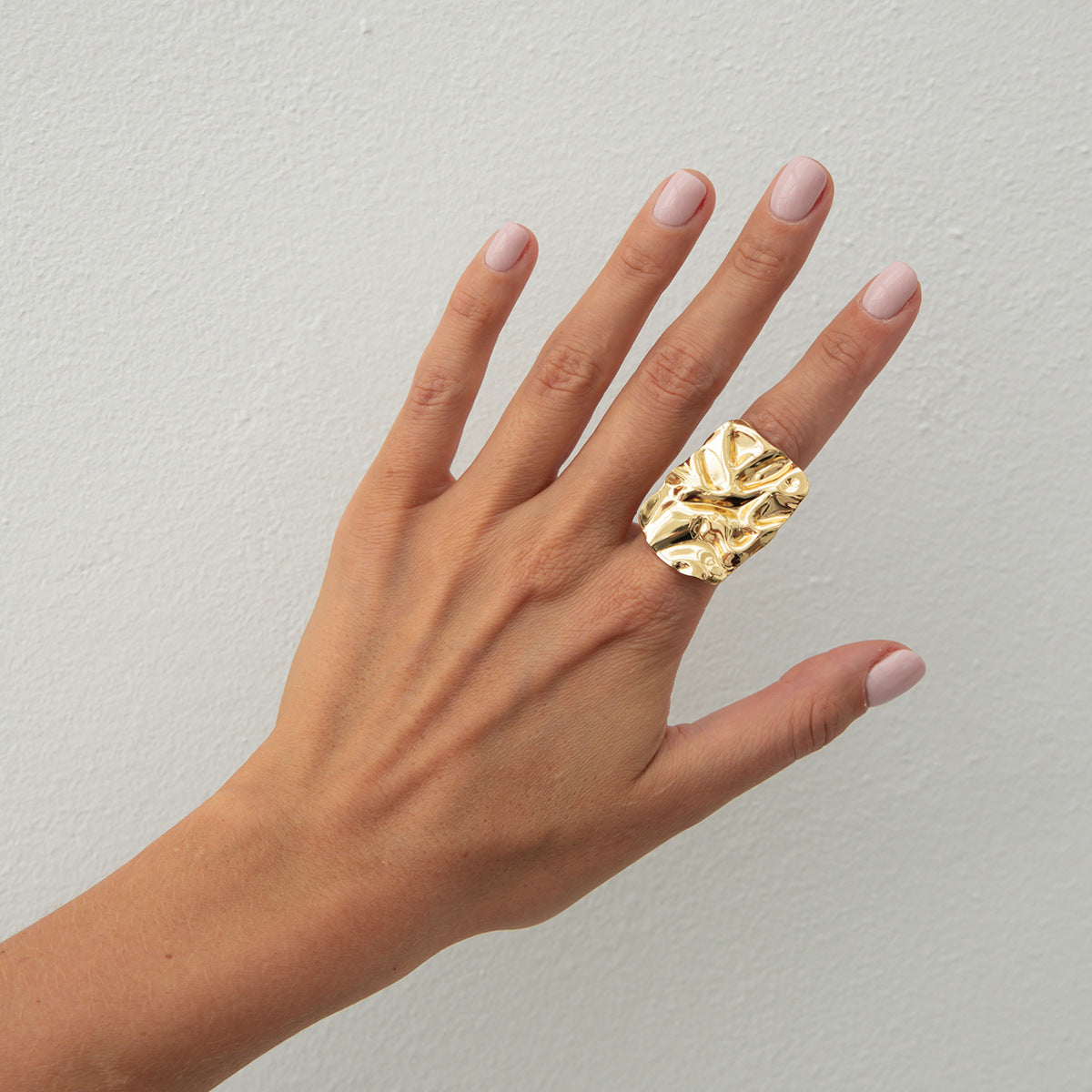 Anello da donna in lega rettangolare lucida con texture liquida a forma geometrica irregolare e finitura placcata
