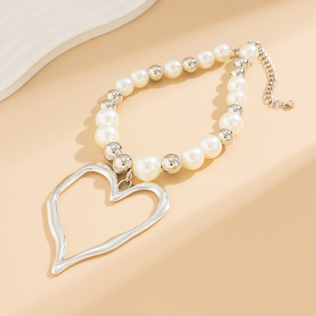 Collar Minimalista con Colgante de Corazón Irregular de Lava en Aleación con Acabado Galvanizado y Cuentas de Perlas de Imitación de Colores Mezclados