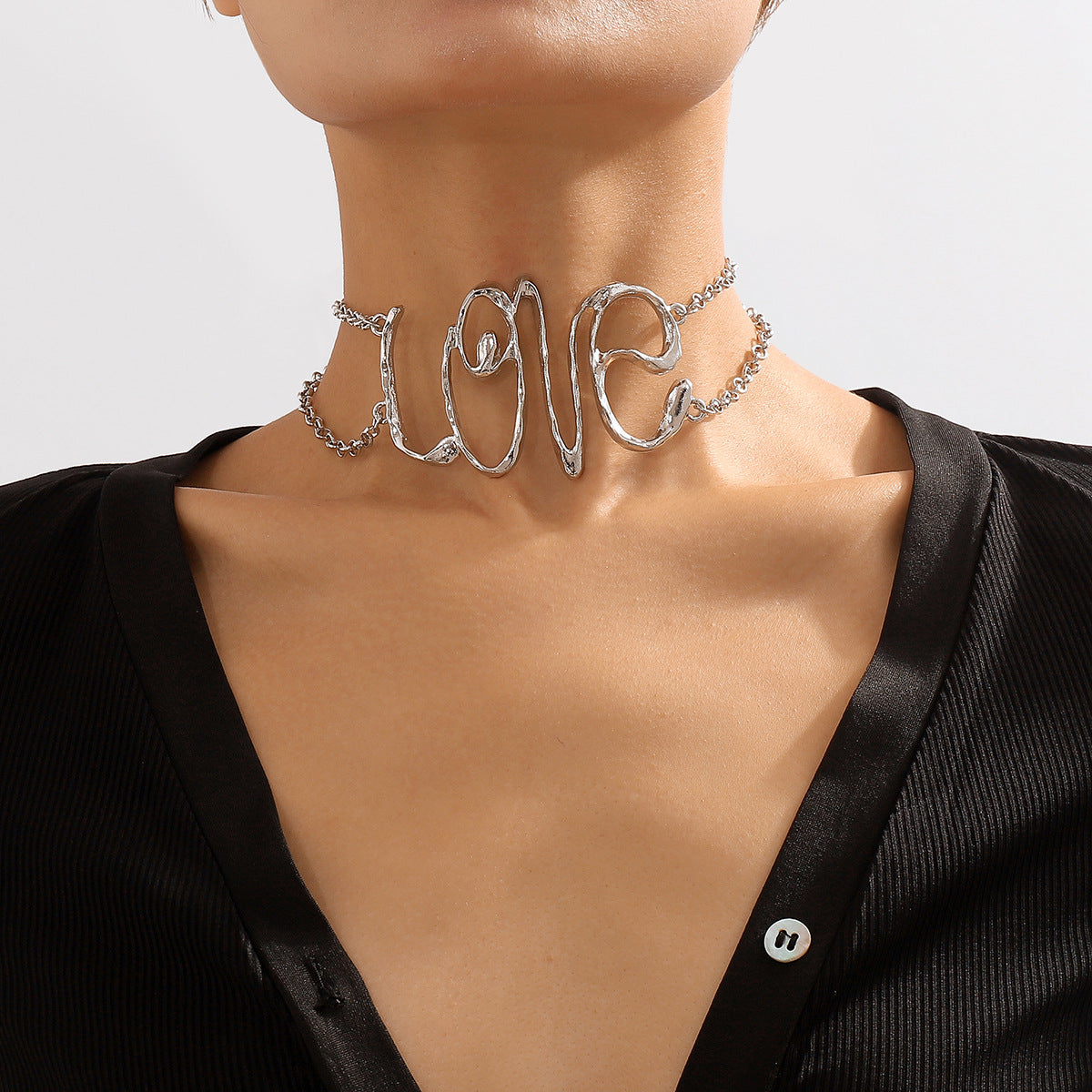 Collar con dije de letra dulce y atrevida para mujer con cadena de aleación de hierro galvanizado a la altura de la clavícula