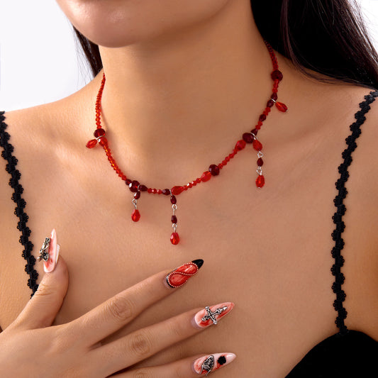 Collar con colgante de gota de sangre estilo gótico oscuro con detalles de cristal y borla para mujer