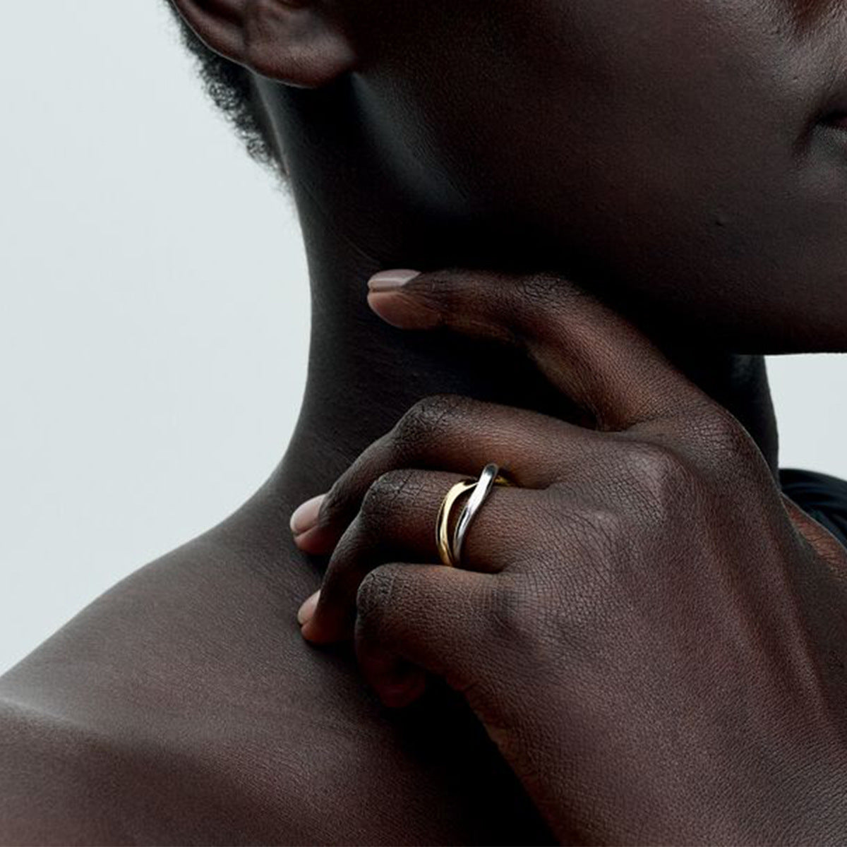 Anillo de Acero Inoxidable Geométrico Minimalista para Mujer con Diseño Cruzado y Estética Premium