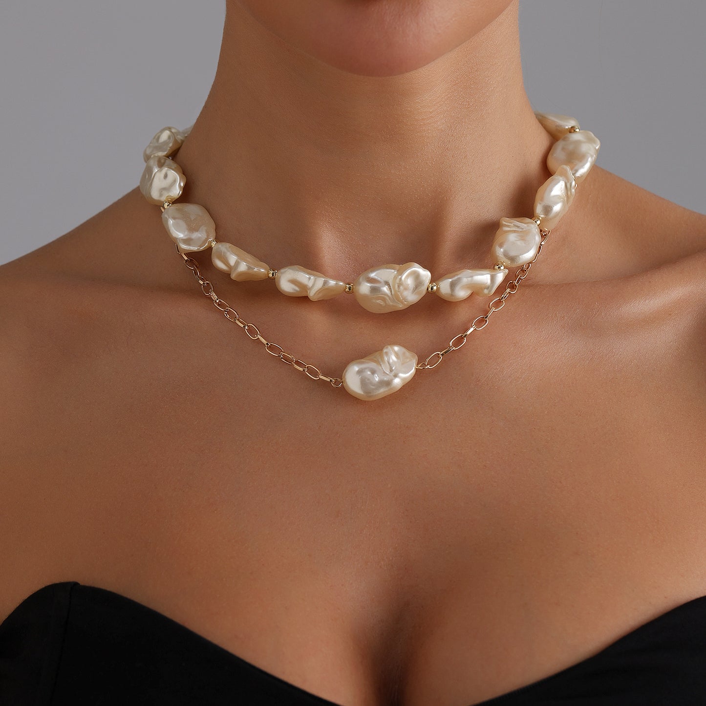 Collana di Perle Geometrica Ispirata al Barocco per Donne con Pendente in Lega e Finitura Placcata, Elegante Catena a Doppia Strato Minimalista per Clavicole
