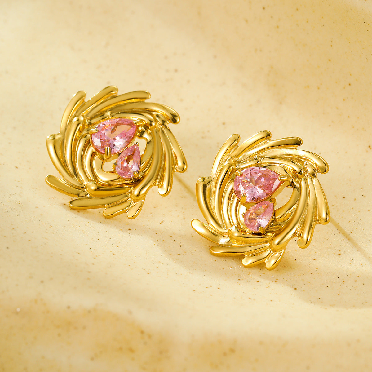 Orecchini a perno a spirale vintage in acciaio inossidabile placcato oro 18K con strass, da donna