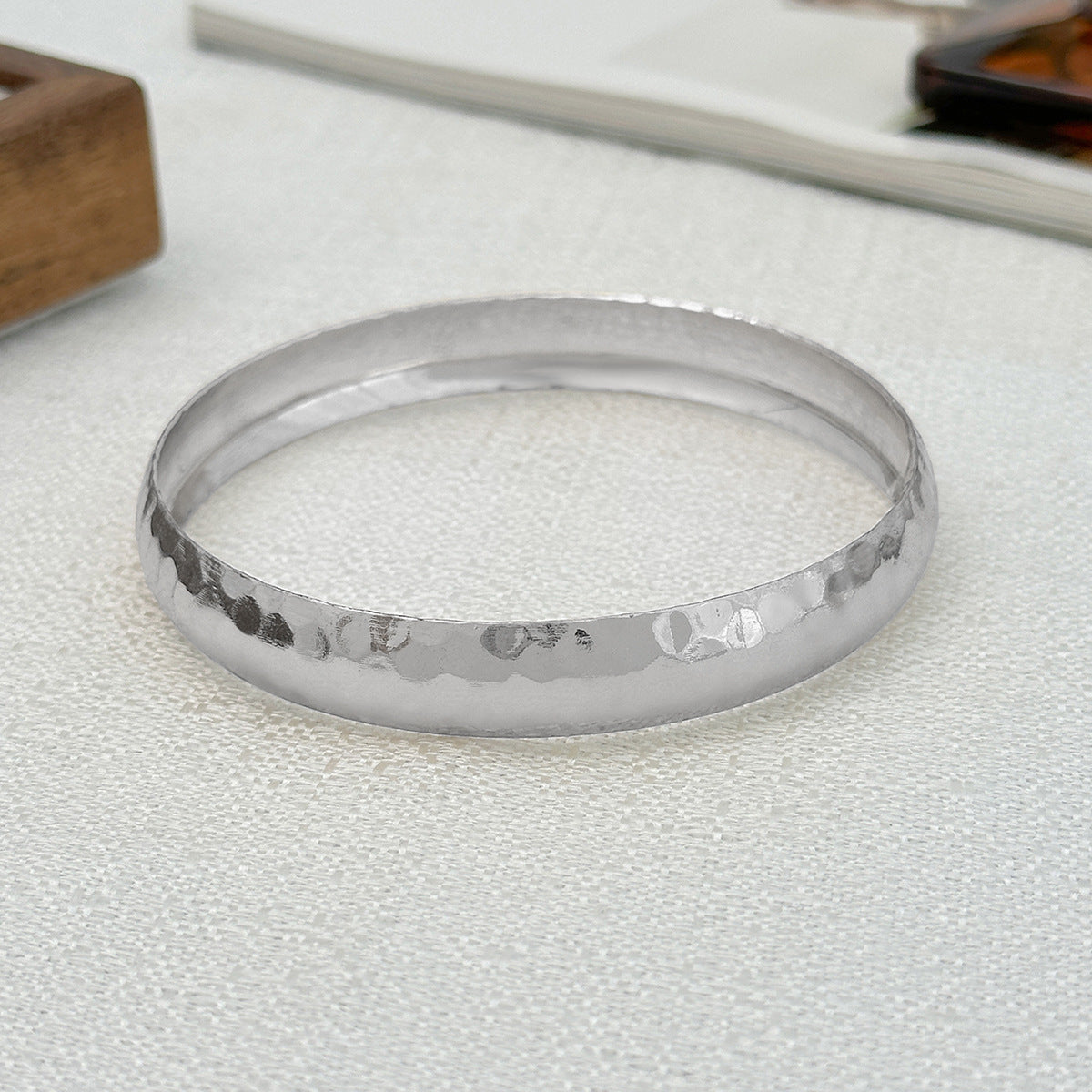 Bracciale Minimalista Geometrico Rotondo in Lega con Superficie Lucida e Texture a Ghiaccio Martellato