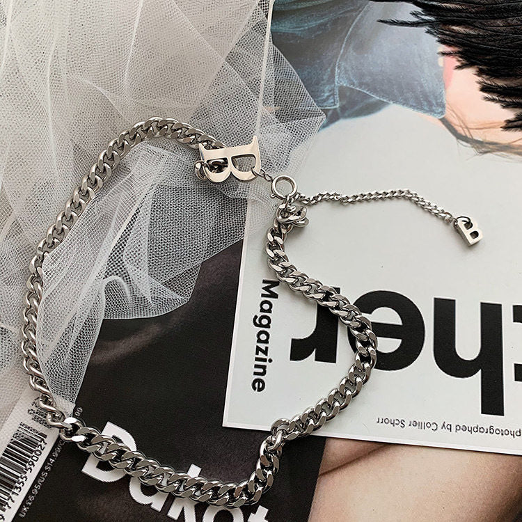Collana con pendente a lettera B minimalista in acciaio al titanio placcato per uomo e donna