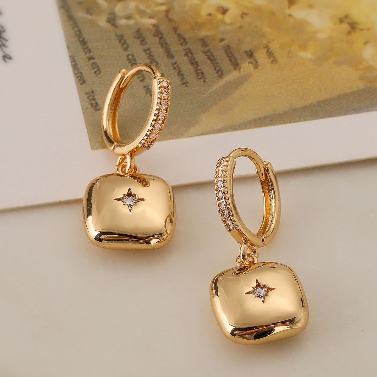 Orecchini geometrici minimalisti in rame con placcatura in oro vero e intarsio in zirconi per donna