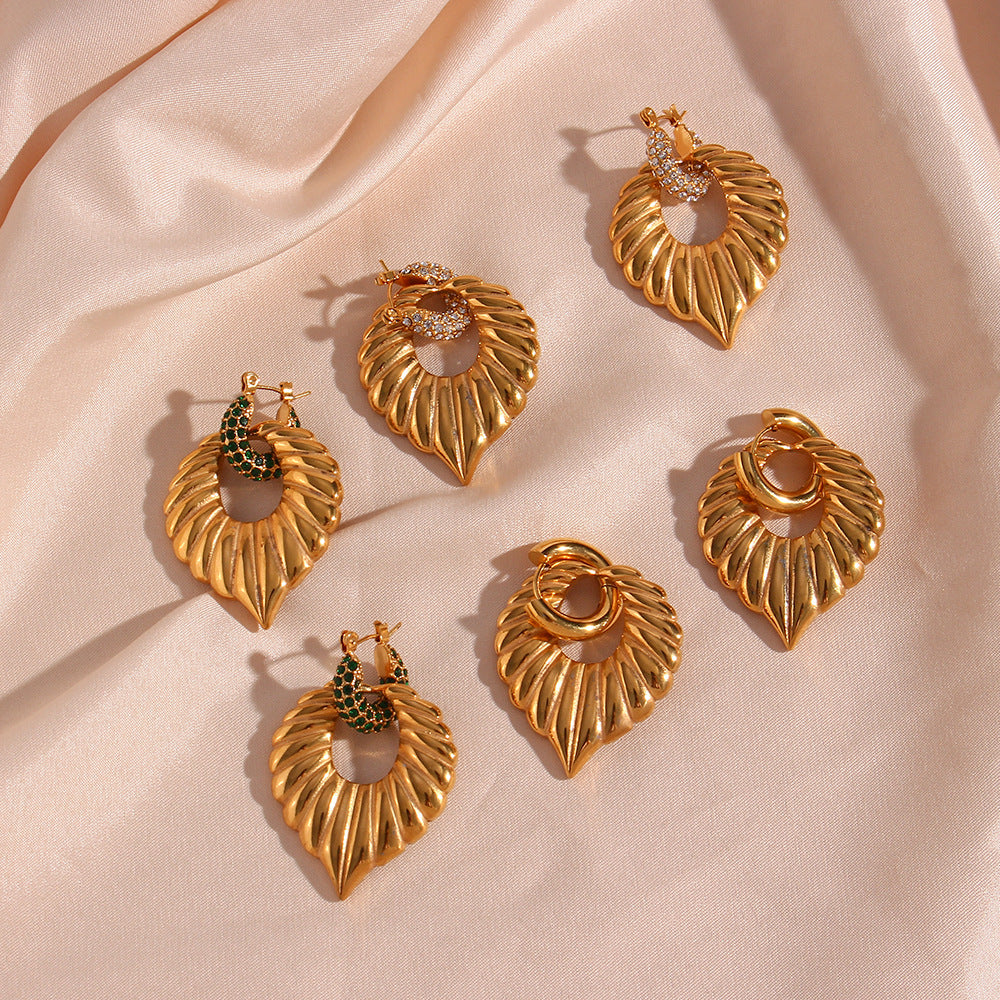 Orecchini a perno con design a foglia in stile vintage placcati oro 18K in acciaio inossidabile, con strass completi, alla moda e di grande impatto