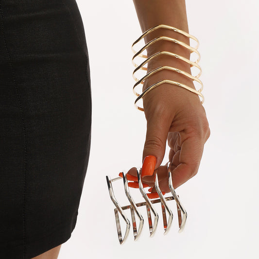 Bracciale rigido aperto alla moda con motivo a righe geometriche personalizzato in ferro con finitura placcata
