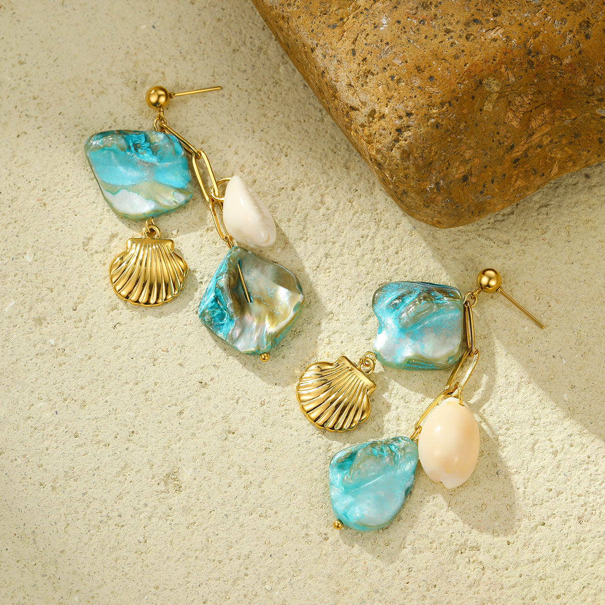 Pendientes de borlas de conchas marinas de color turquesa con estilo playero para mujer en acero de titanio con acabado chapado