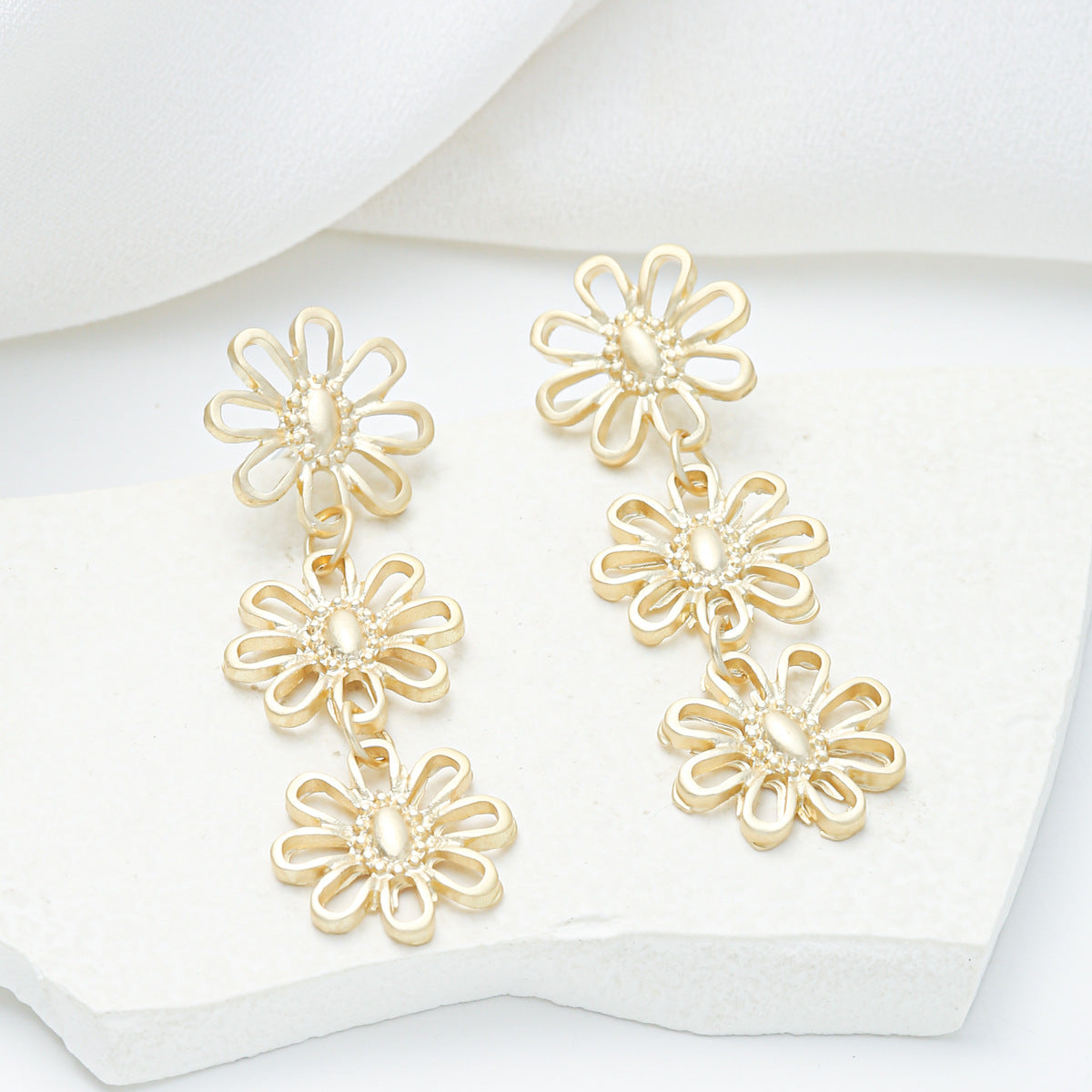 Vintage Floral Stud Earrings in Gold-Plated Alloy with Delicate Flower Center Design for Women