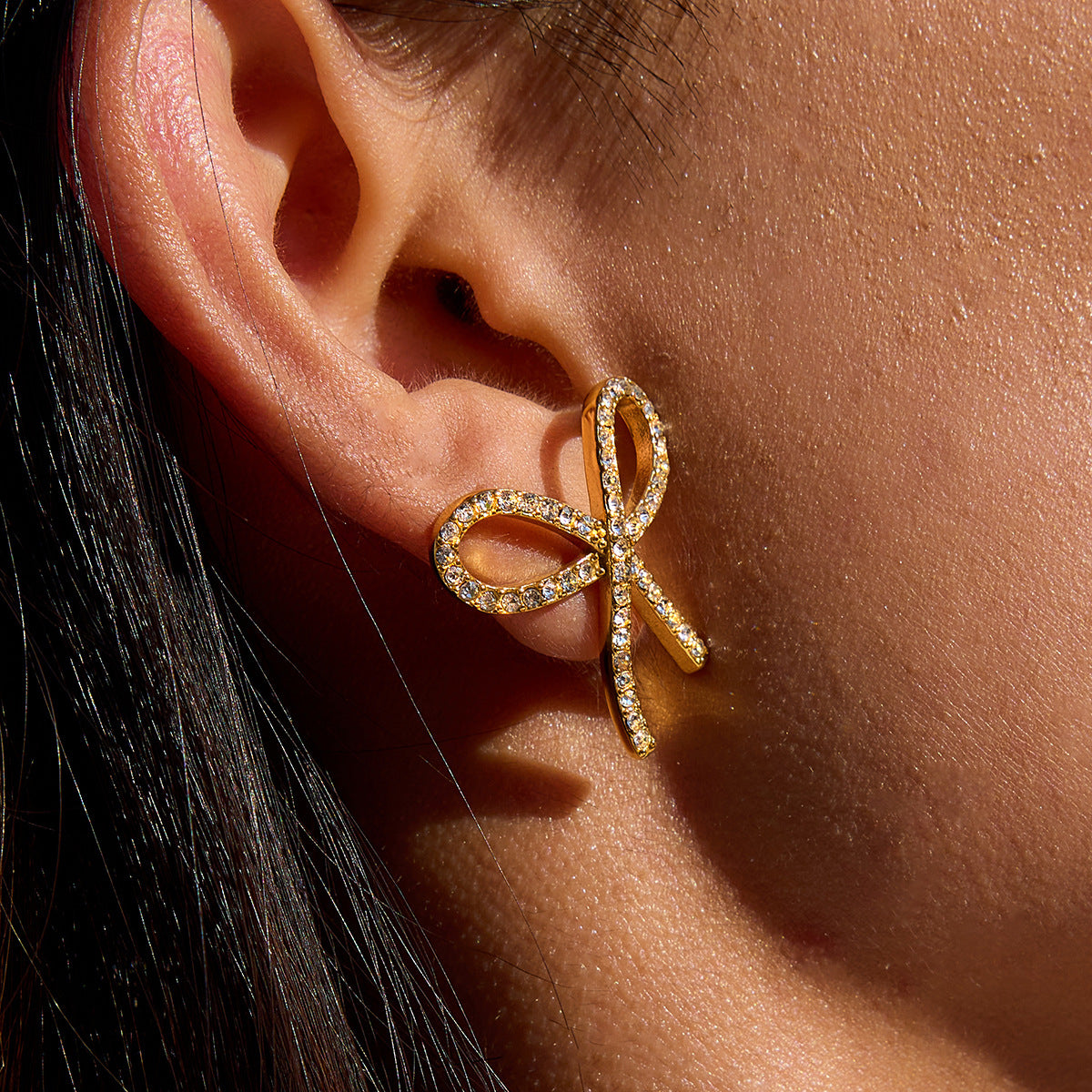 Eleganti orecchini a perno a forma di fiocco in acciaio inossidabile placcati, con strass, da donna