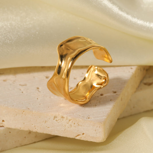 Anello regolabile in acciaio al titanio, geometrico a onde, con trama irregolare stropicciata, placcato in oro 18K sottovuoto, da uomo e donna