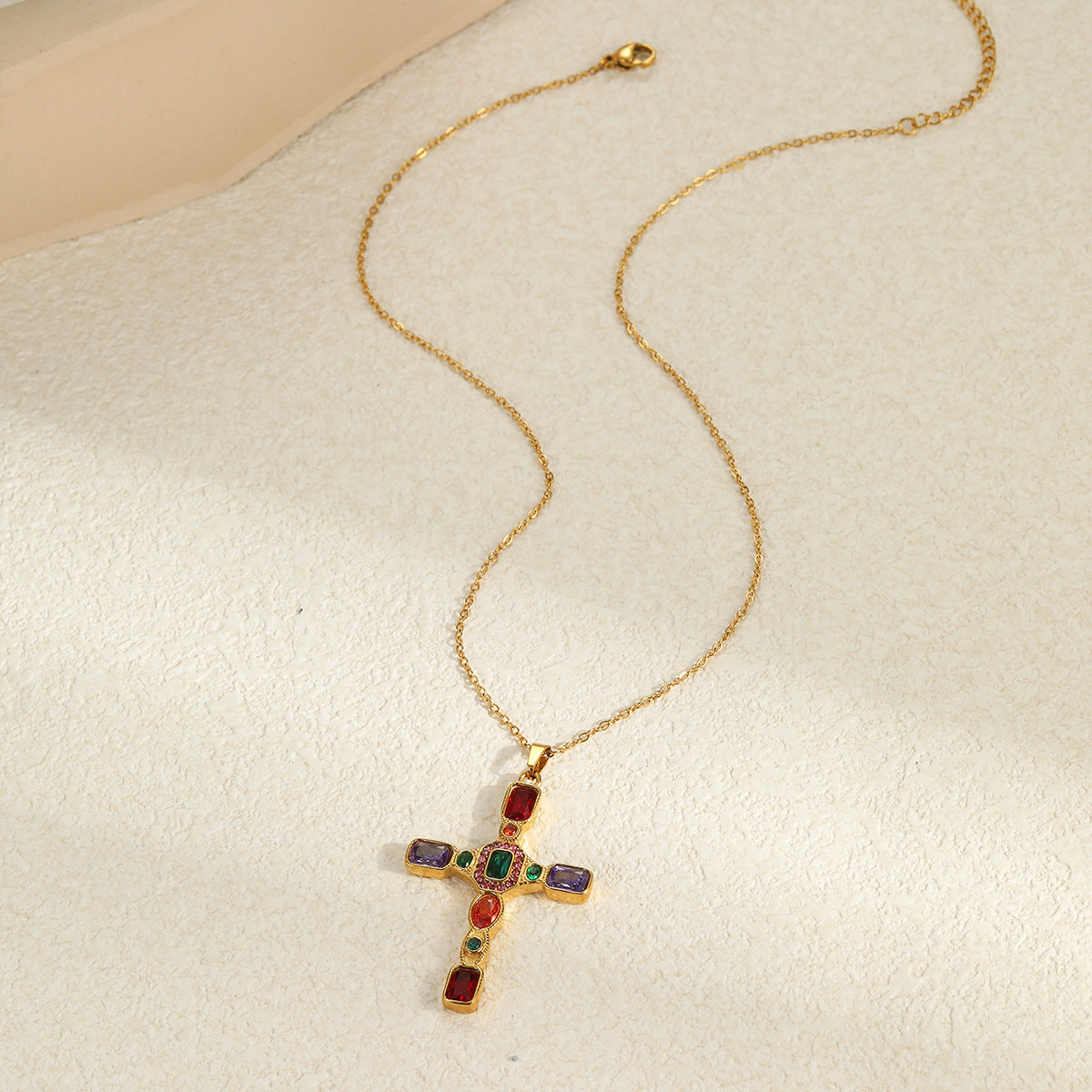 Collar con colgante de cruz geométrica estilo vintage de acero inoxidable con incrustaciones de circonitas de colores para mujer