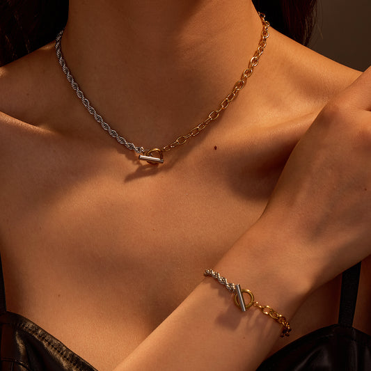 Elegante collar geométrico de acero inoxidable con acabado chapado para mujer