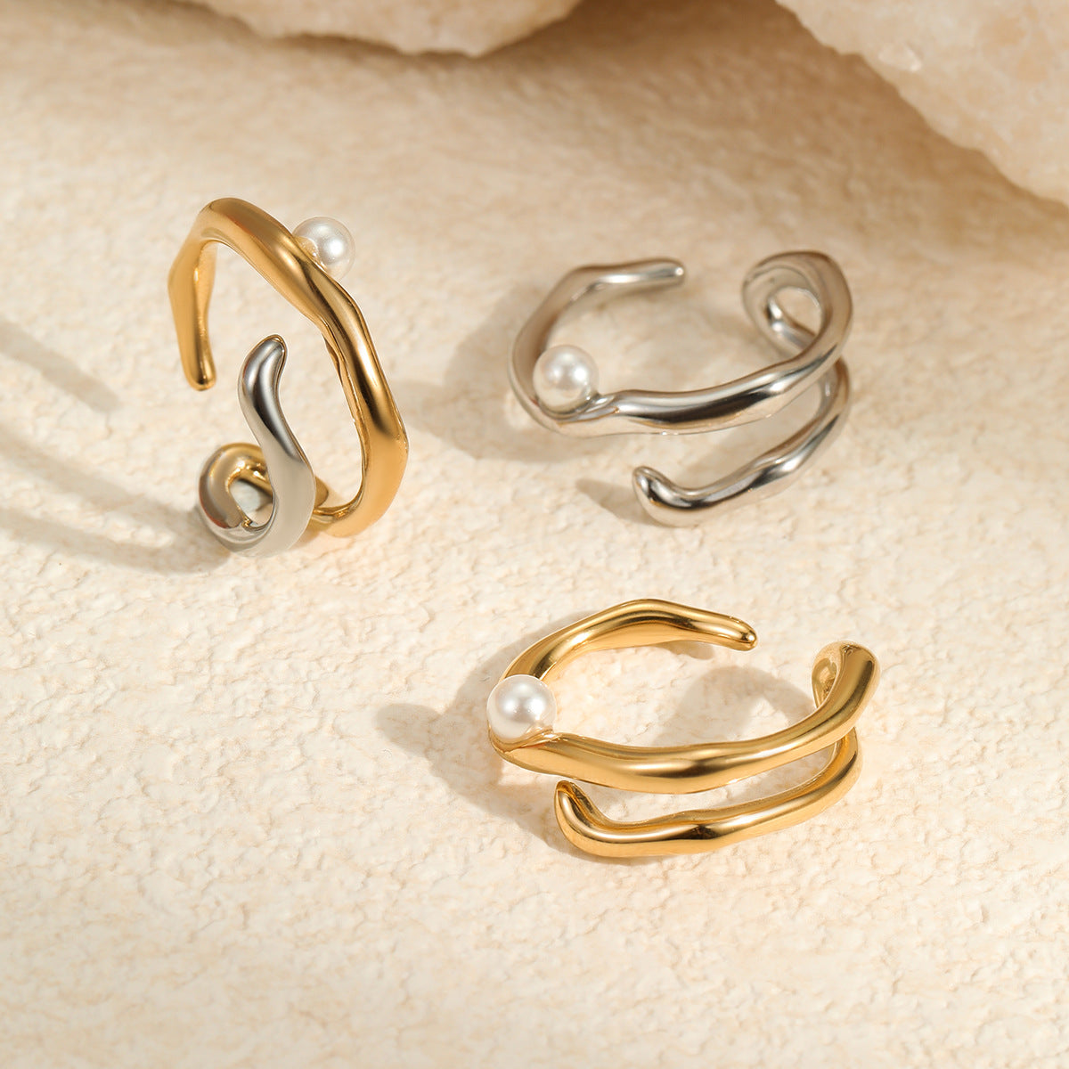 Anillo Minimalista Geométrico Irregular de Acero Inoxidable con Acabado Chapado y Acentos de Perlas Simuladas para Mujer