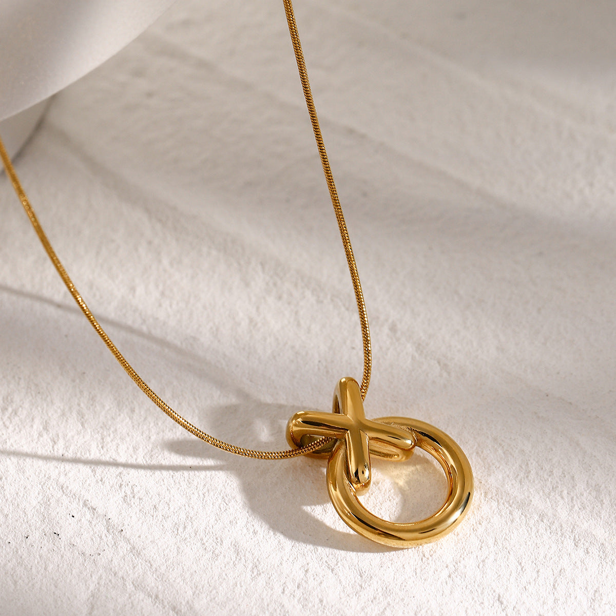 Collana girocollo minimalista in acciaio al titanio placcato oro 18K con fiocco su catena snake