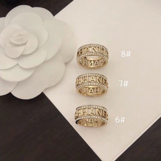 Anello in ottone placcato oro di lusso con doppia fila di strass e lettera
