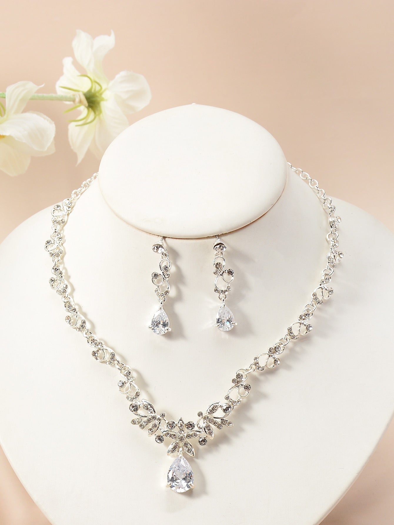 Set di collana e orecchini da donna con strass a forma di cuore floreale dolce ed elegante e zirconi cubici, per feste di matrimonio