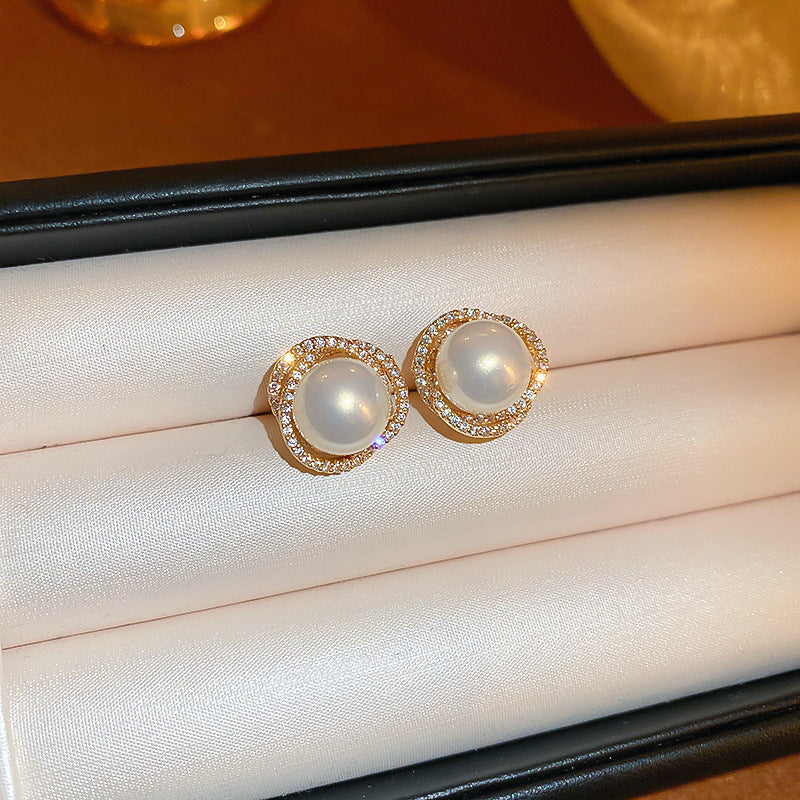 Elegantes pendientes florales de perlas con postes de plata chapados en oro para mujer